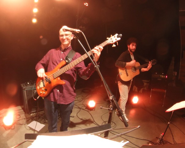 concert d'un professeur de basse qui donne cours de basse électrique à domicile