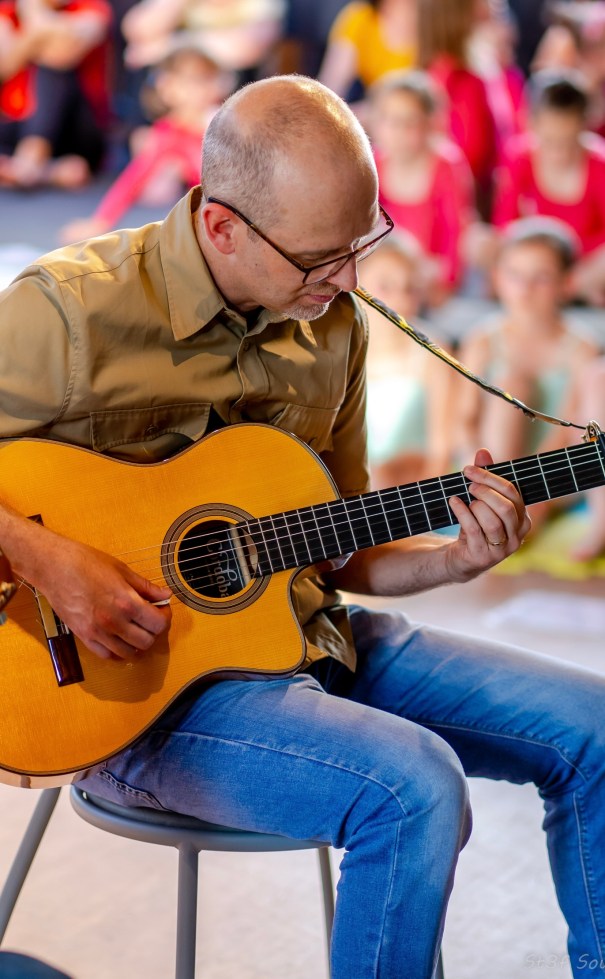 prof qui donne des cours de guitare à domicile à Rueil-Malmaison Suresnes Bougival Garches Chatou Puteaux Nanterre Vésinet Croissy